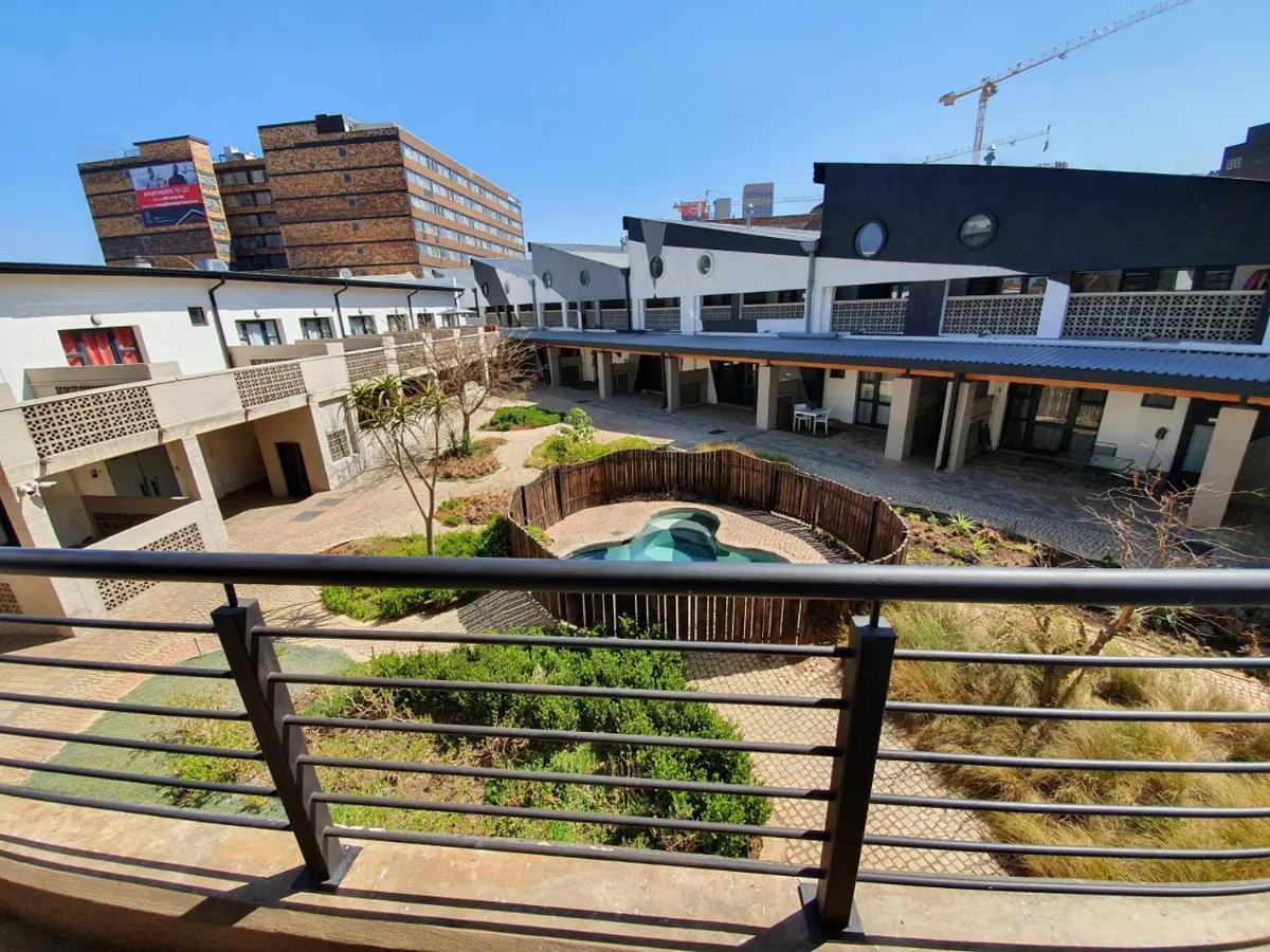 Bed & Breakfast Royal Stina Hotel-style With Swimming Pool Johannesburg