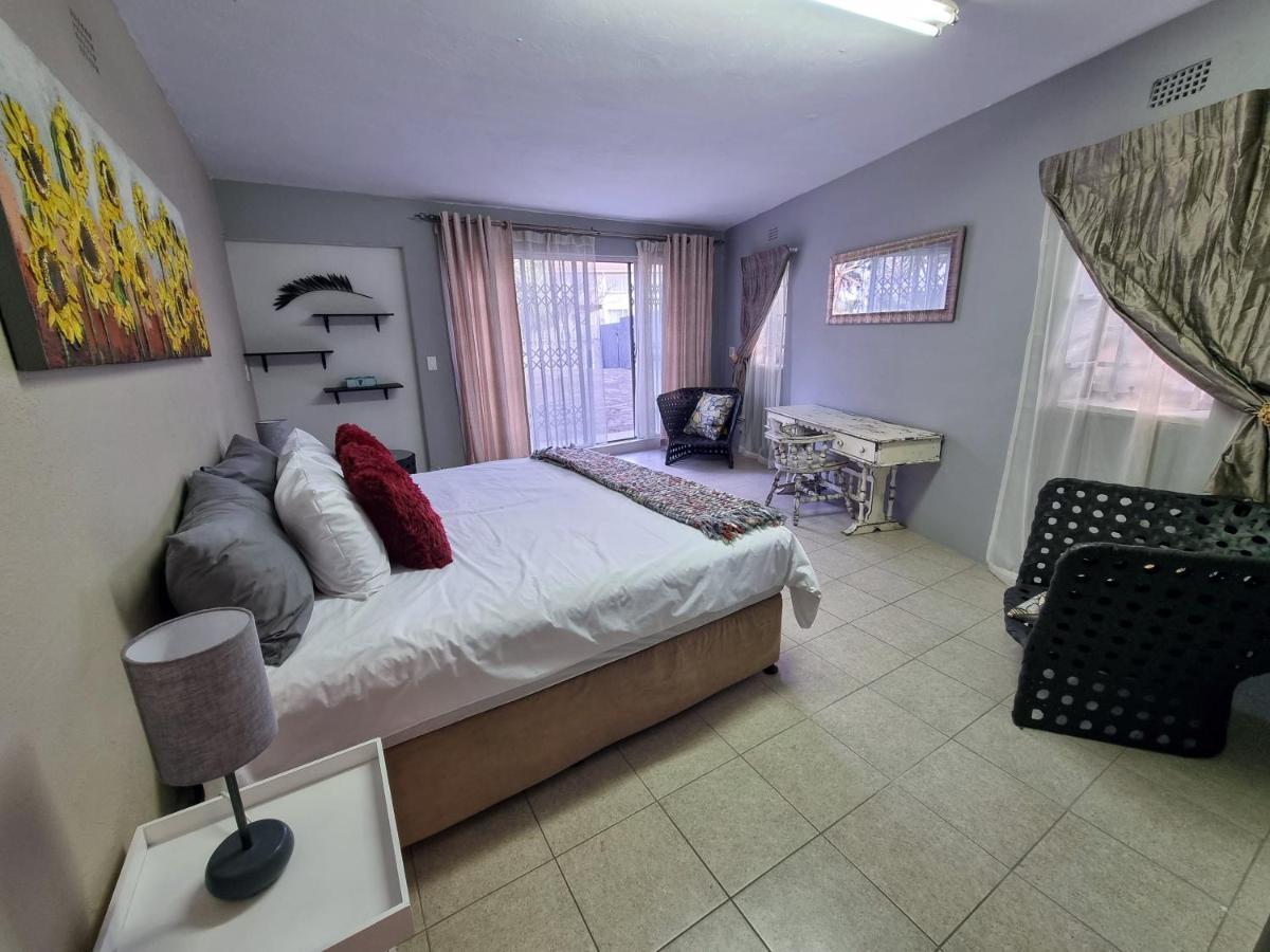 Kaleaba Bachelor Unit * Johannesburg