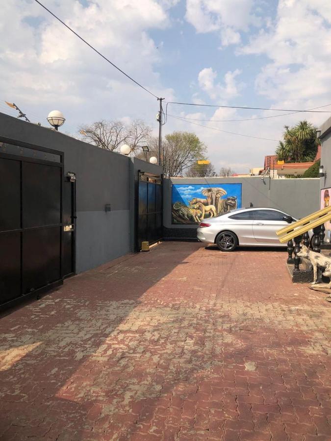 Devine Yeoville *
