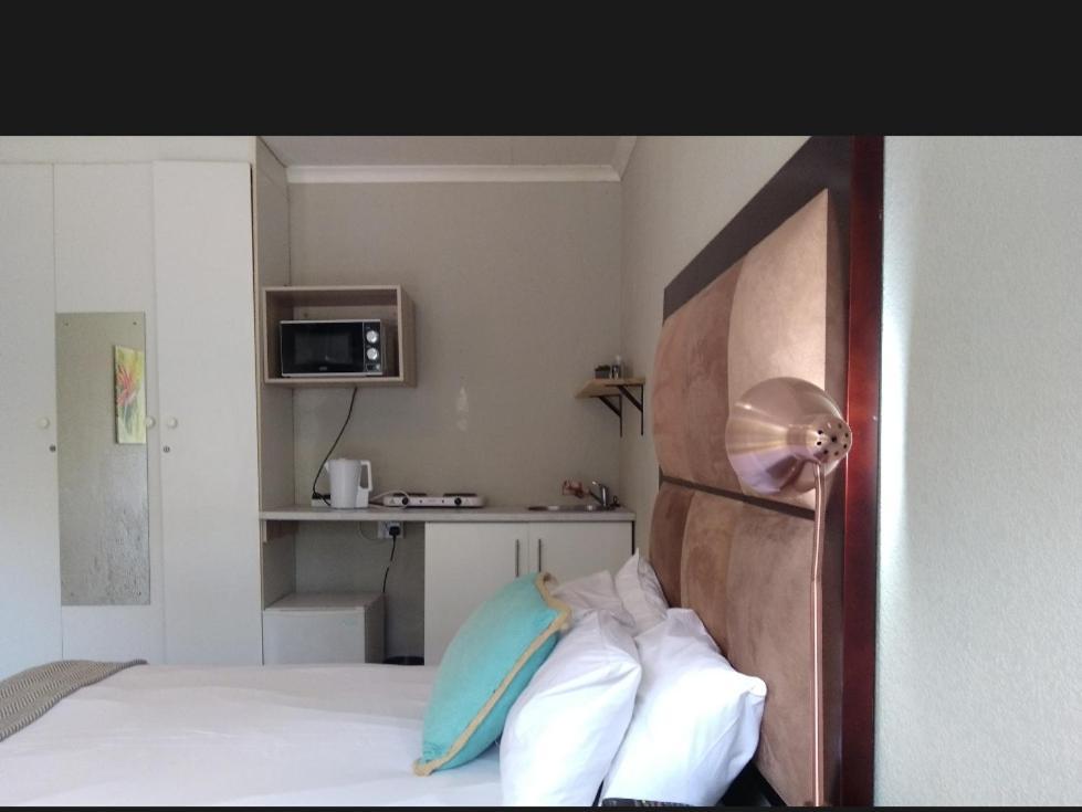Dumelang Executive Lodge- In Sandton Apartment