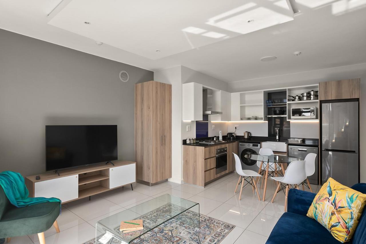 The Median Rosebank Luxury - Building With Generator * Johannesburg