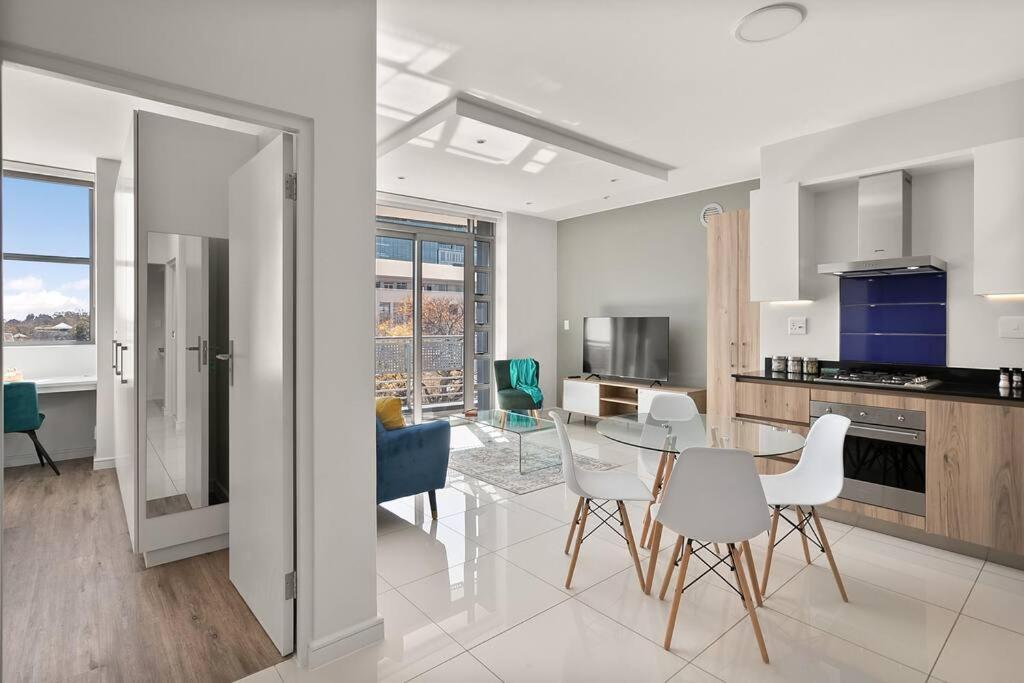 The Median Rosebank Luxury - Building With Generator Apartment Johannesburg