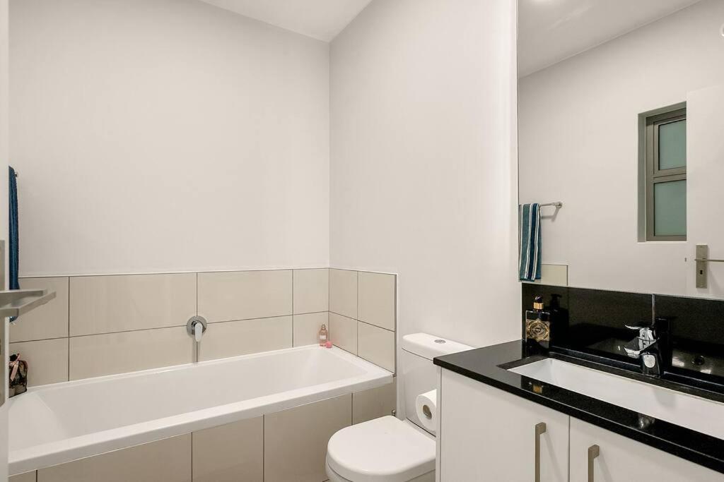 Apartment The Median Rosebank Luxury - Building With Generator