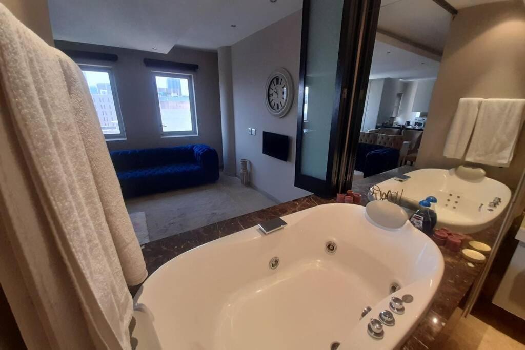 Exquisite With Jaccuzzi Pool Table And Cinema Apartment