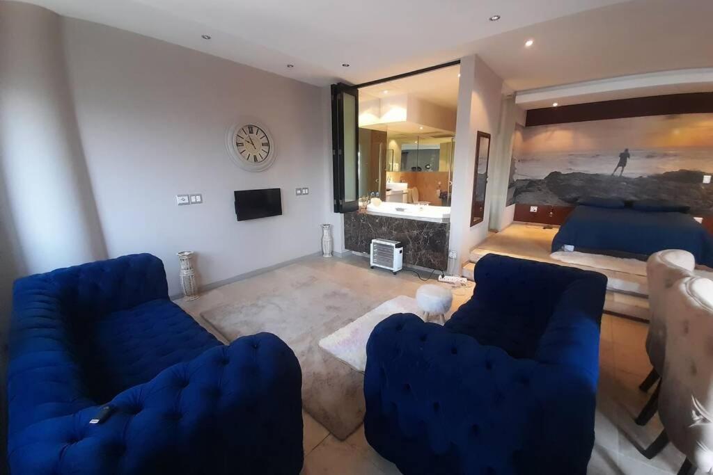 Exquisite With Jaccuzzi Pool Table And Cinema Apartment