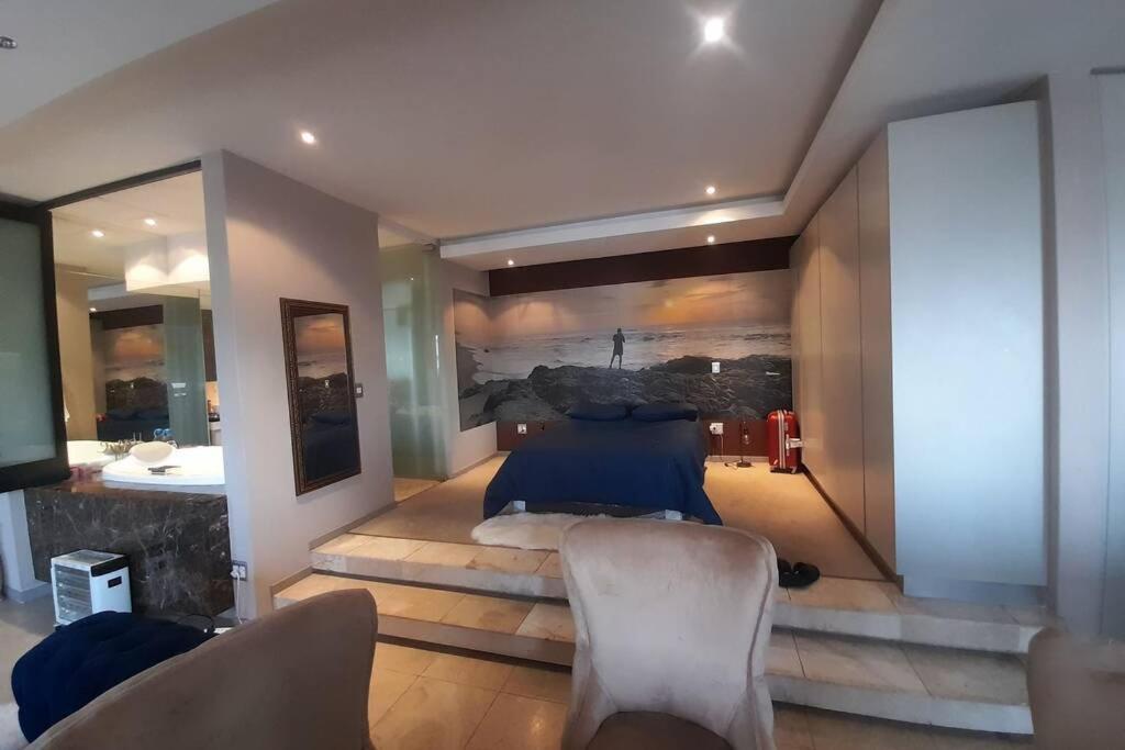 Exquisite With Jaccuzzi Pool Table And Cinema Apartment Johannesburg