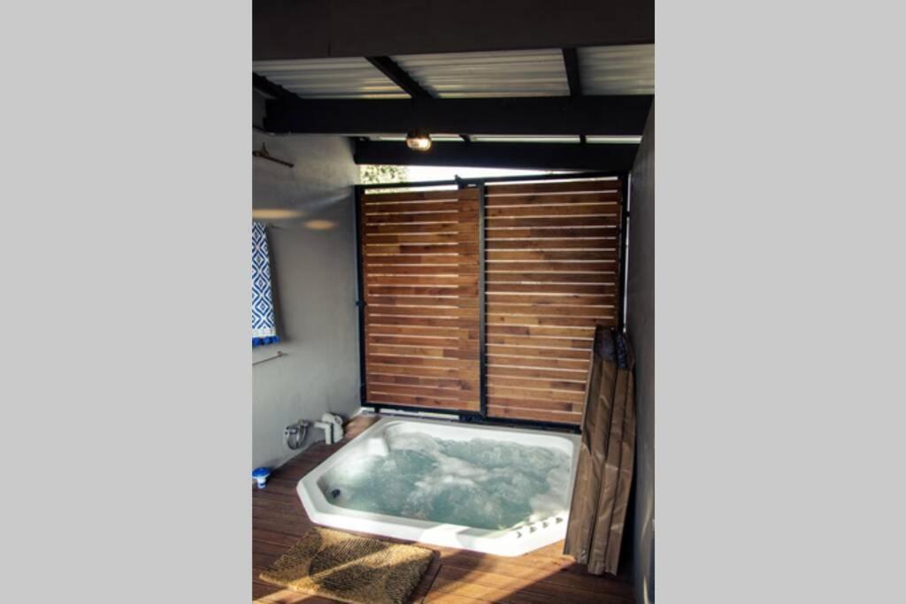 Căn hộ Northcliff Self Catering Cottage With Jacuzzi *