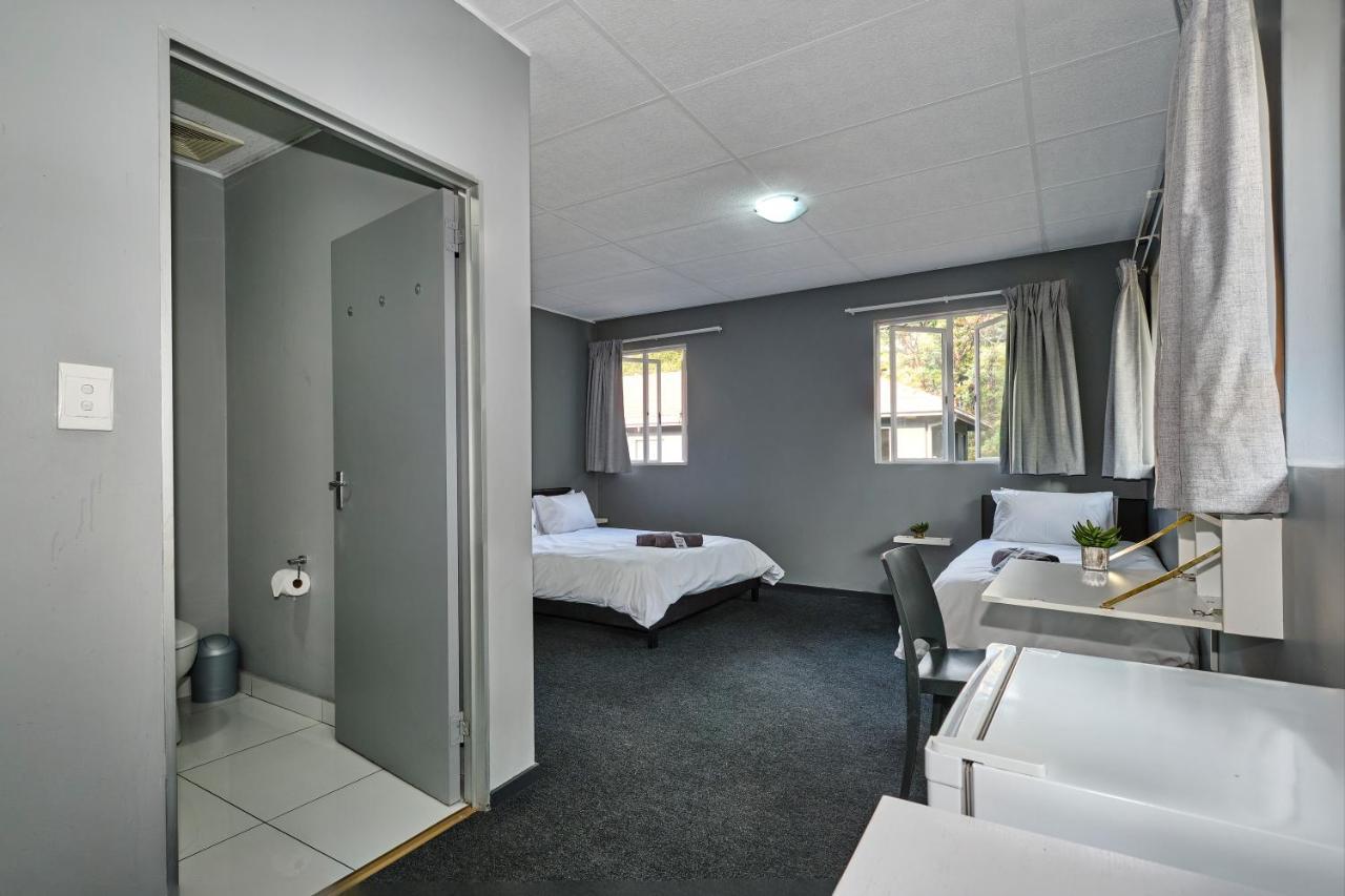& Out Sandton Nhà nghỉ Johannesburg