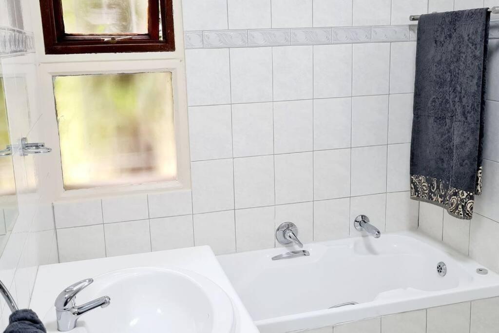 Apartamento Kami Kukakho: Stunning, Secure 2 Bed In Bryanston, Sandton Joanesburgo