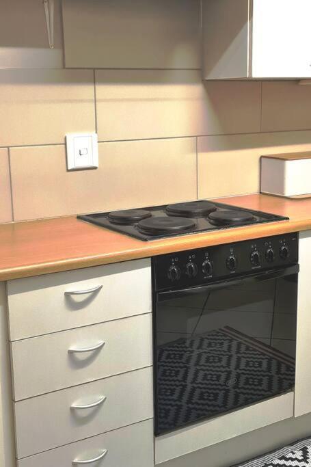 Kami Kukakho: Stunning, Secure 2 Bed In Bryanston, Sandton