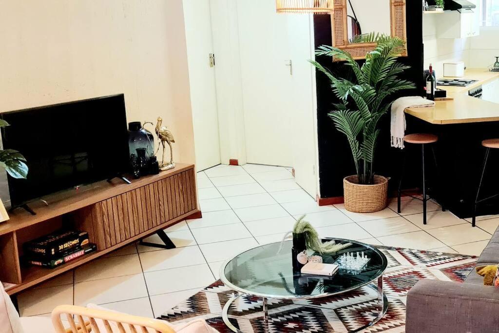 Kami Kukakho: Stunning, Secure 2 Bed In Bryanston, Sandton *