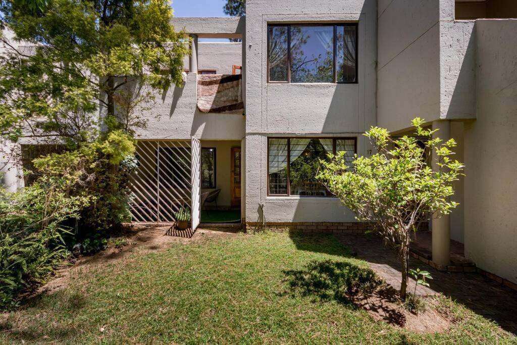 Apartamento Kami Kukakho: Stunning, Secure 2 Bed In Bryanston, Sandton