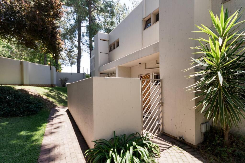 Kami Kukakho: Stunning, Secure 2 Bed In Bryanston, Sandton