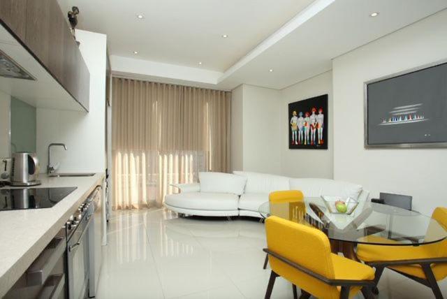 Sandton Skye Prime Apartment *