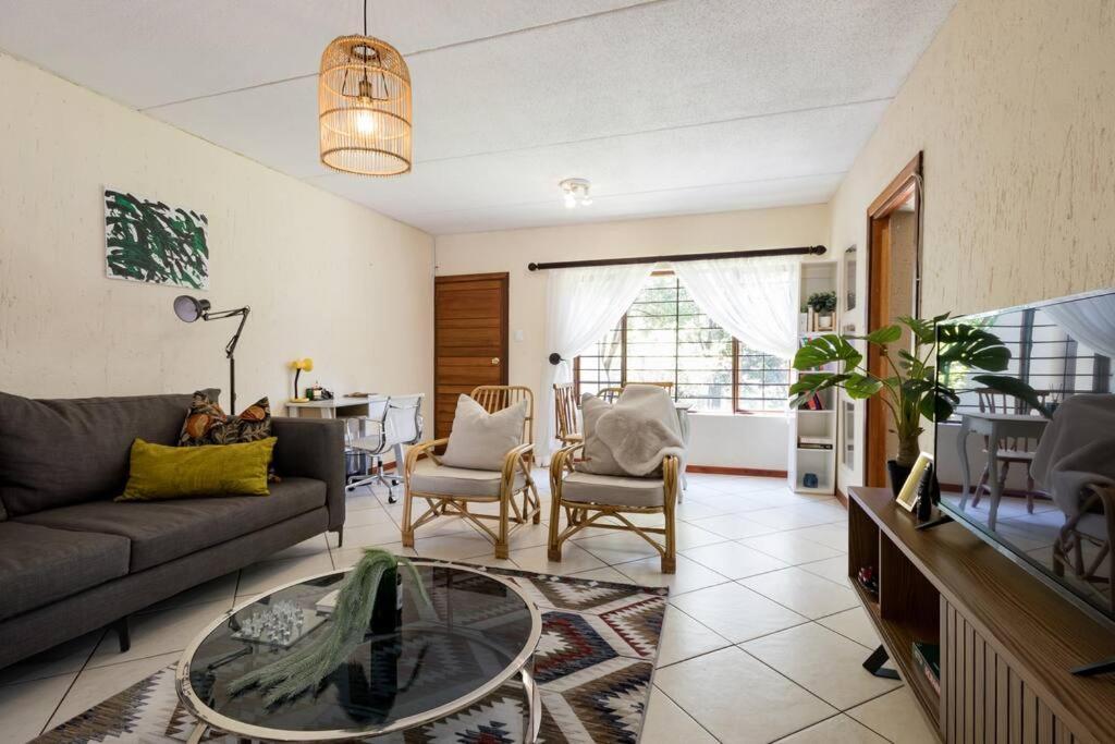 Kami Kukakho: Stunning, Secure 2 Bed In Bryanston, Sandton *