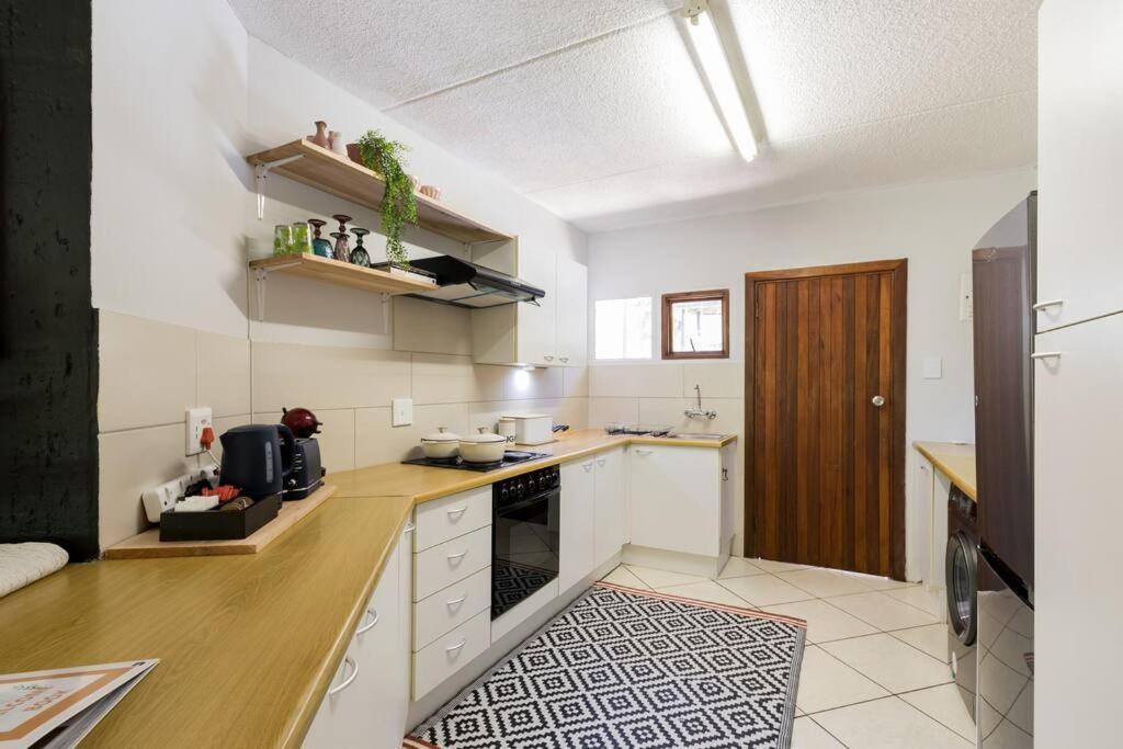 Kami Kukakho: Stunning, Secure 2 Bed In Bryanston, Sandton Apartamento Joanesburgo