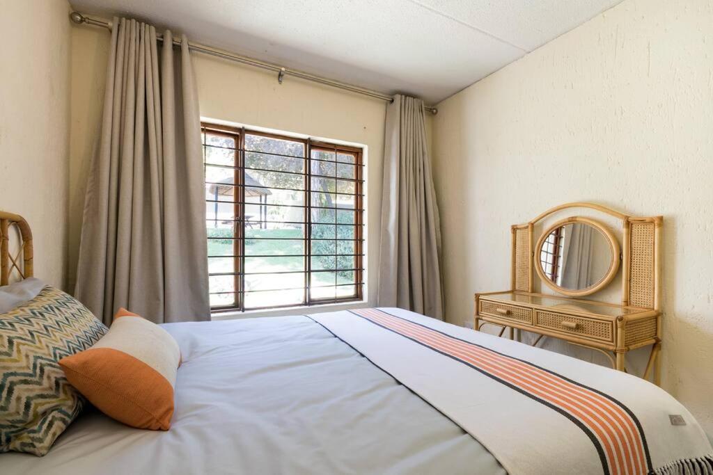 Kami Kukakho: Stunning, Secure 2 Bed In Bryanston, Sandton Apartamento