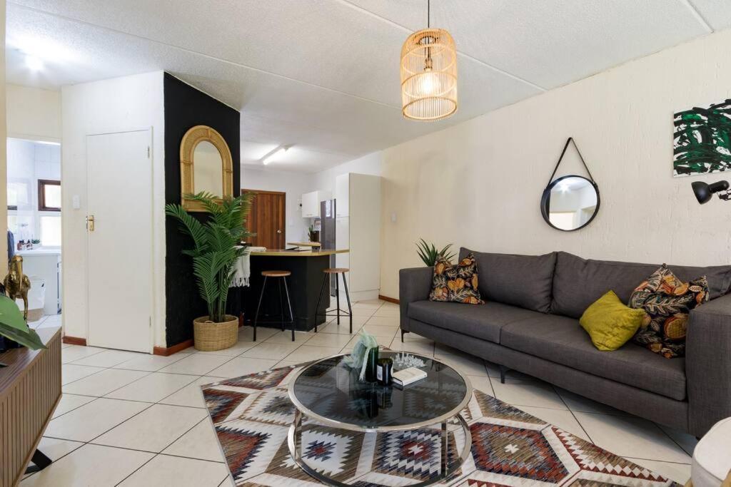Apartamento Kami Kukakho: Stunning, Secure 2 Bed In Bryanston, Sandton