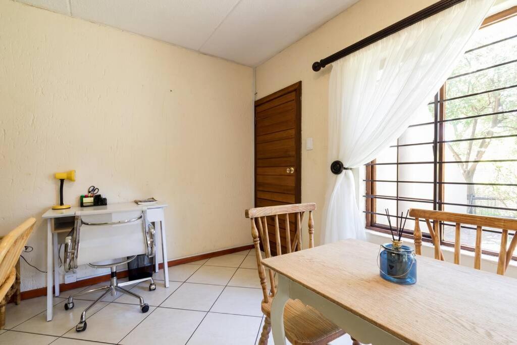 Kami Kukakho: Stunning, Secure 2 Bed In Bryanston, Sandton Apartamento