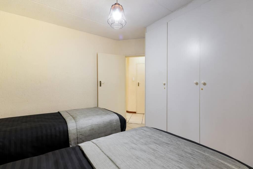 Kami Kukakho: Stunning, Secure 2 Bed In Bryanston, Sandton Apartamento *