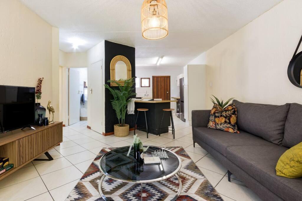 Apartamento Kami Kukakho: Stunning, Secure 2 Bed In Bryanston, Sandton Joanesburgo