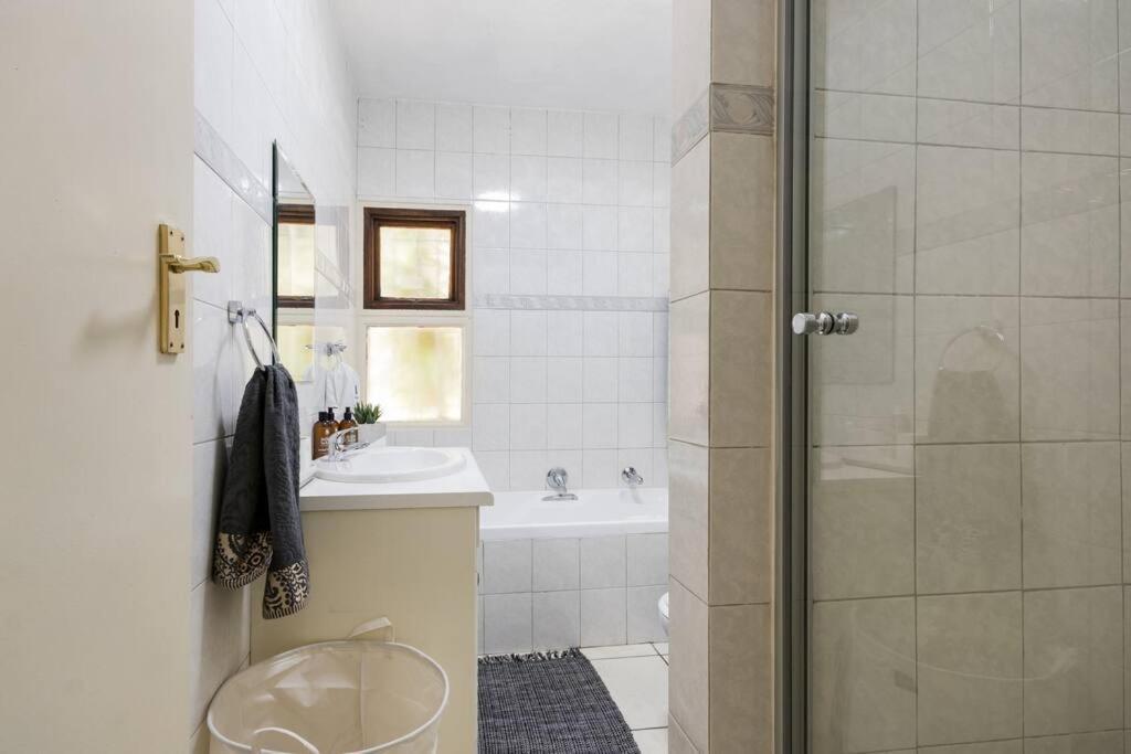 Kami Kukakho: Stunning, Secure 2 Bed In Bryanston, Sandton Apartamento Joanesburgo