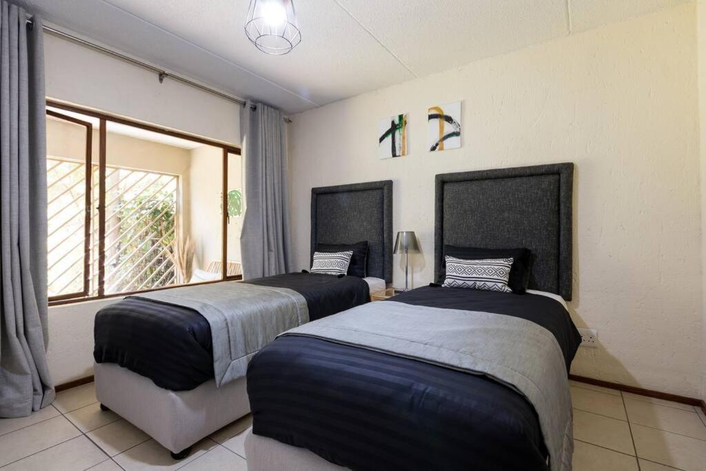 Kami Kukakho: Stunning, Secure 2 Bed In Bryanston, Sandton Joanesburgo