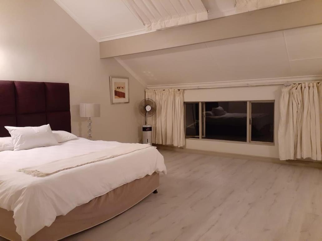 Mount Royal 09 - Large 1 Bed With Balcony Apartment *