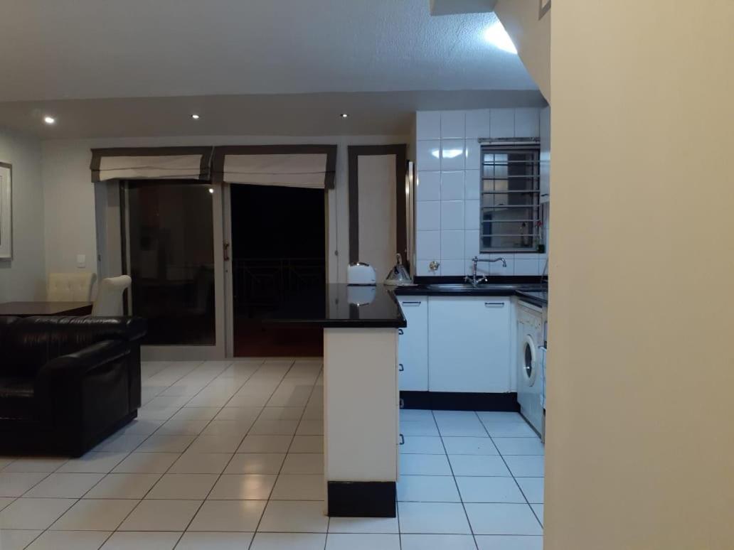 Mount Royal 09 - Large 1 Bed With Balcony Johannesburg