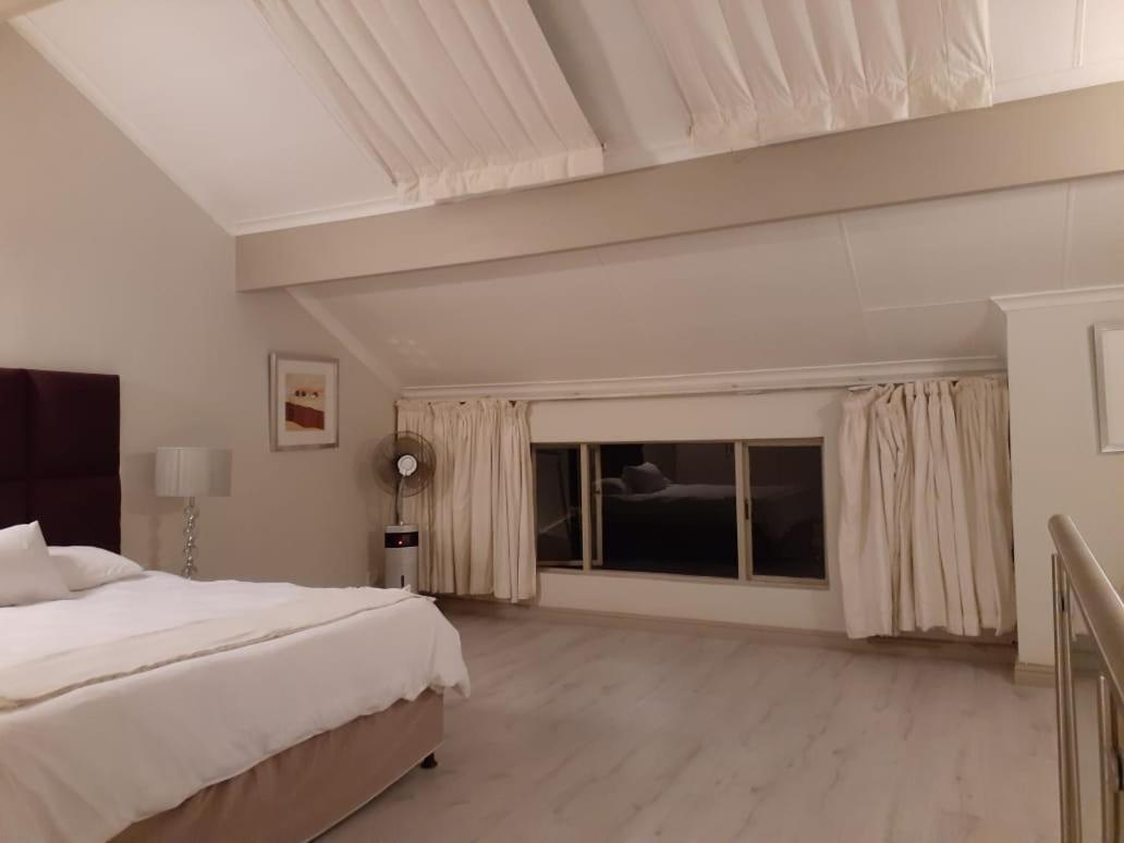 Mount Royal 09 - Large 1 Bed With Balcony * Johannesburg