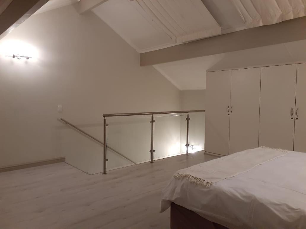 Mount Royal 09 - Large 1 Bed With Balcony *