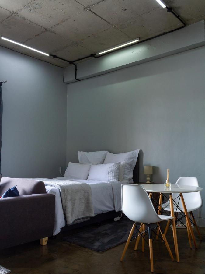 Lux @ Hallmark House Apartment *