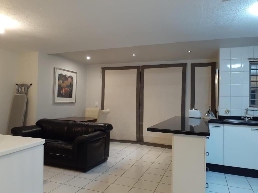 Mount Royal 09 - Large 1 Bed With Balcony Apartment *