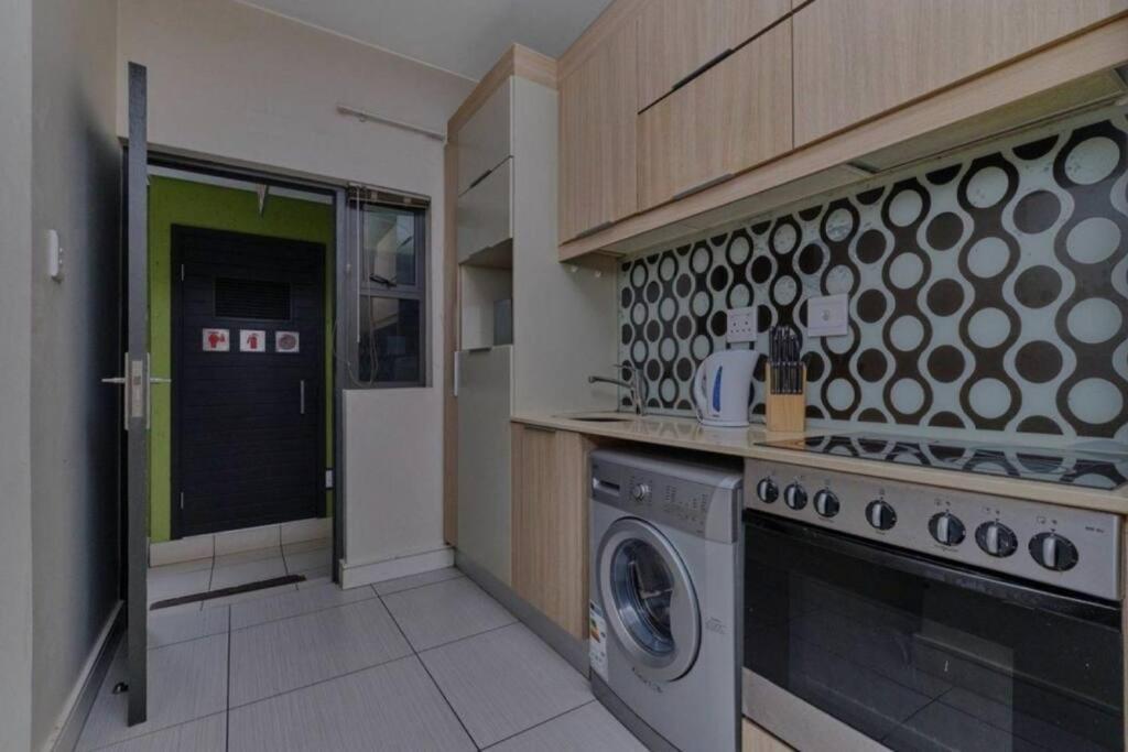 Modern One Bedroom In Rivonia Căn hộ *