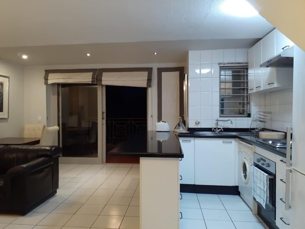 Mount Royal 09 - Large 1 Bed With Balcony * Johannesburg