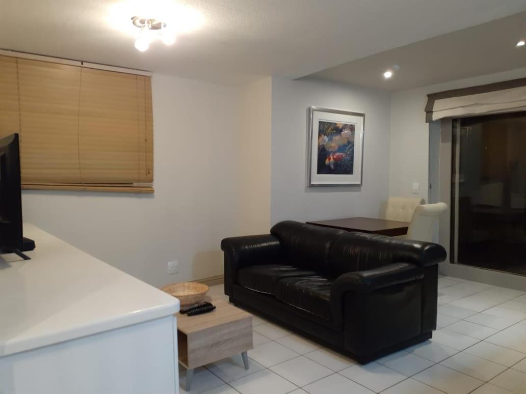 Mount Royal 09 - Large 1 Bed With Balcony Apartment *