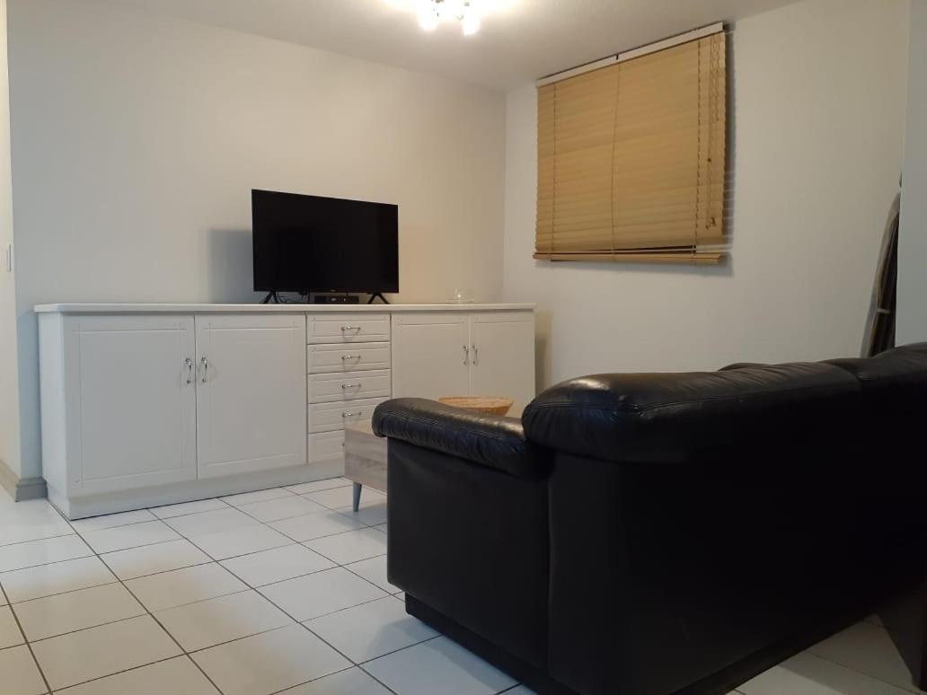 Mount Royal 09 - Large 1 Bed With Balcony Apartment *