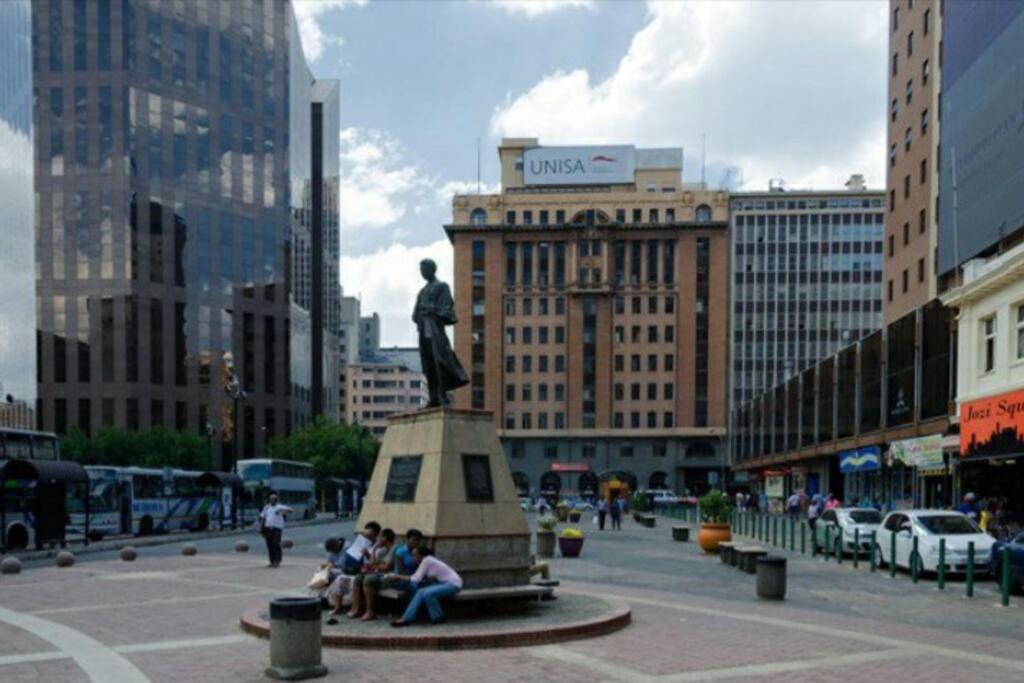 Apartment Luxury 2bed Opposite Woolies On Gandhi Square+wifi Johannesburg