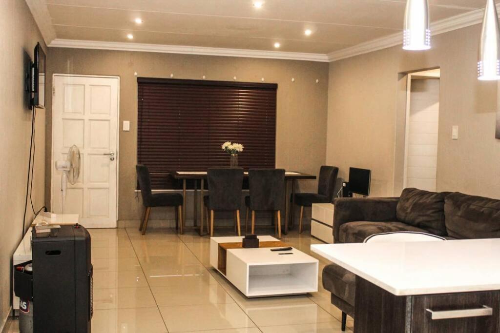 Apartment Semeni Asante 16 Johannesburg
