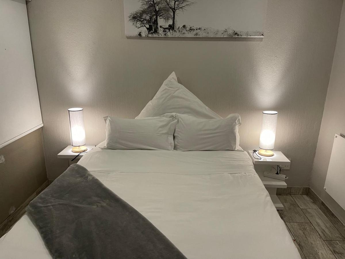 Semeni Asante 16 * Johannesburg