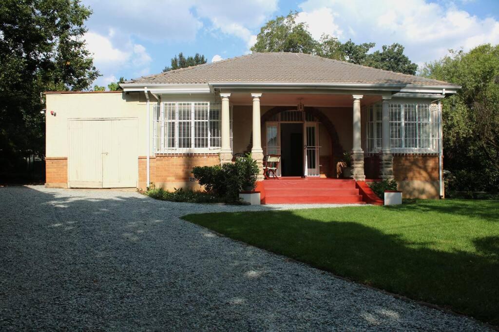 Charming 2 Bed In Rosebank's Trendy Art Mile. Holiday home Johannesburg