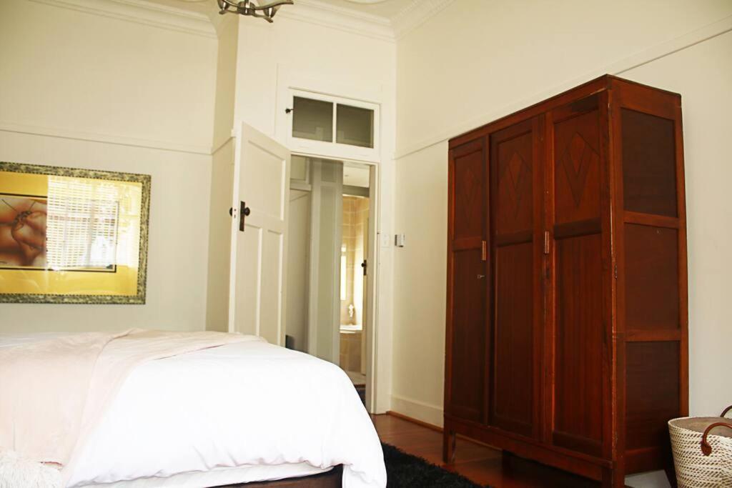 Charming 2 Bed In Rosebank's Trendy Art Mile.