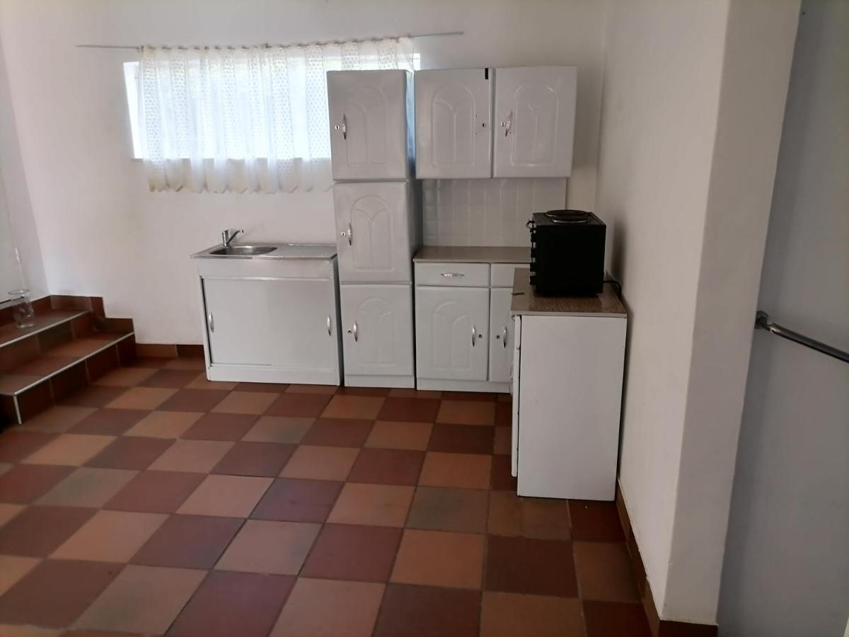 Unit F @ Friends Place Apartment *