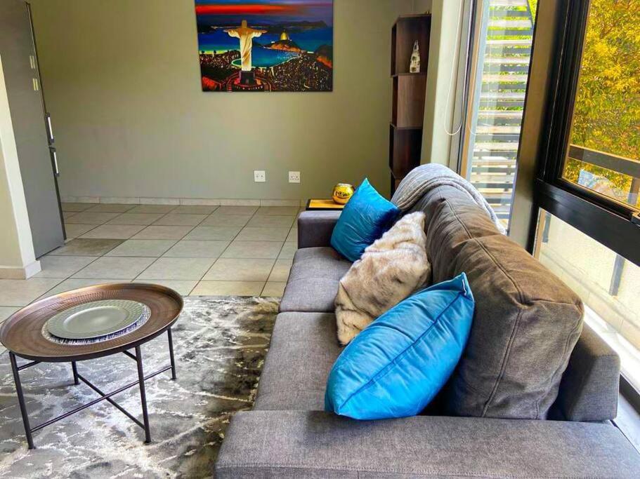 Beautiful 1 Bedroom Apartment *