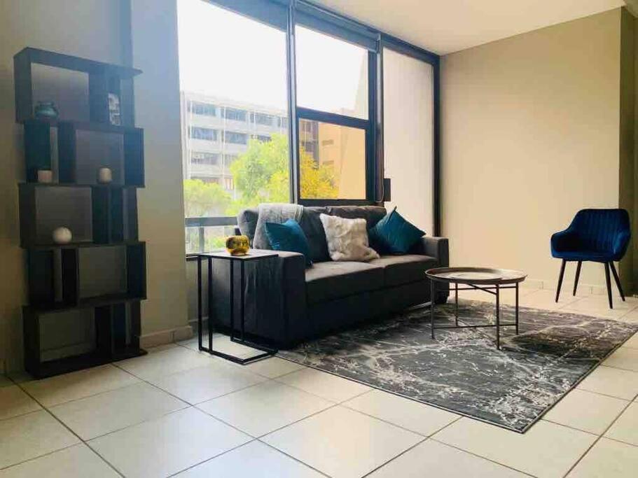 Beautiful 1 Bedroom Apartment *
