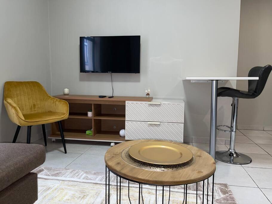 Apartment Cozy 1 Bedroom With Free Wi-fi *