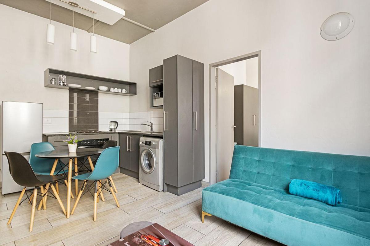 Apartment Luxury 2bed Opposite Woolies On Gandhi Square+wifi Johannesburg