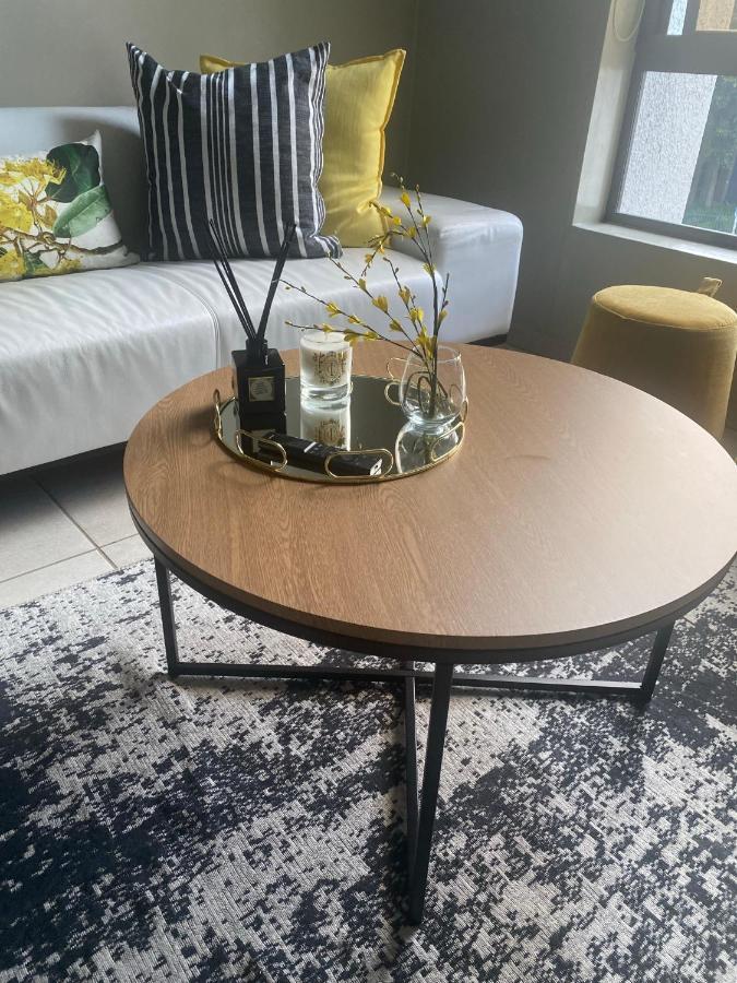 Lovely Rosebank 1-bedroom With Pool & Cinema Johannesburg
