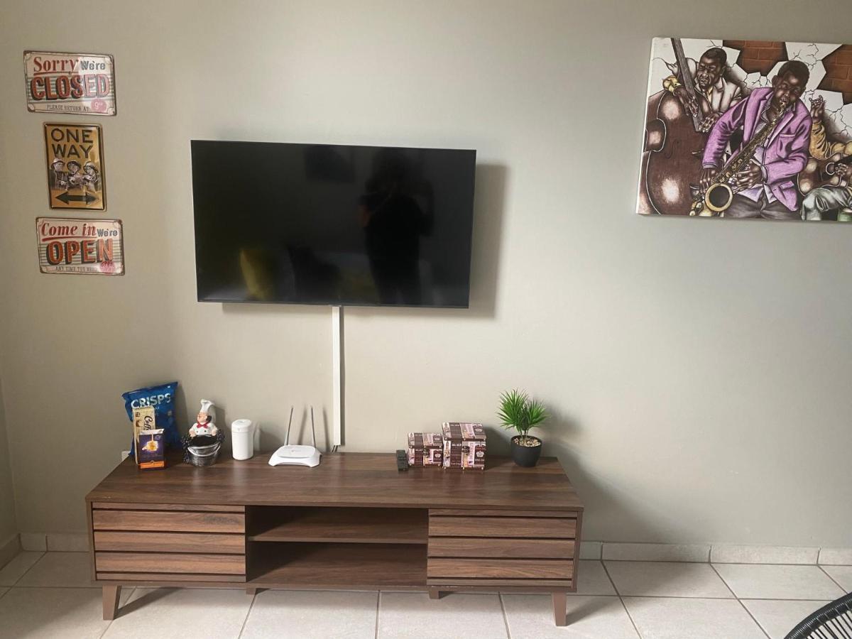 Lovely Rosebank 1-bedroom With Pool & Cinema Apartment Johannesburg