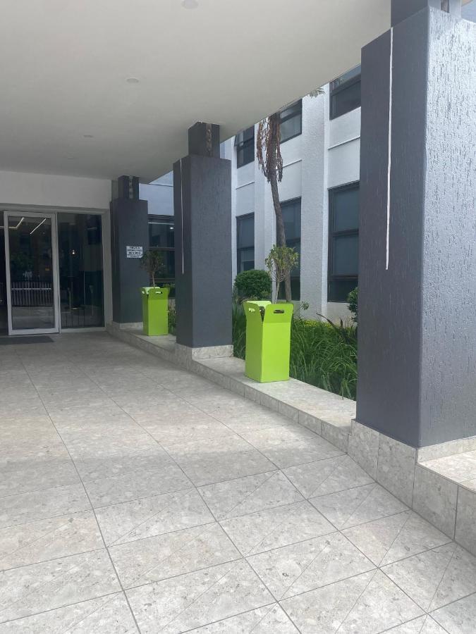 Lovely Rosebank 1-bedroom With Pool & Cinema * Johannesburg